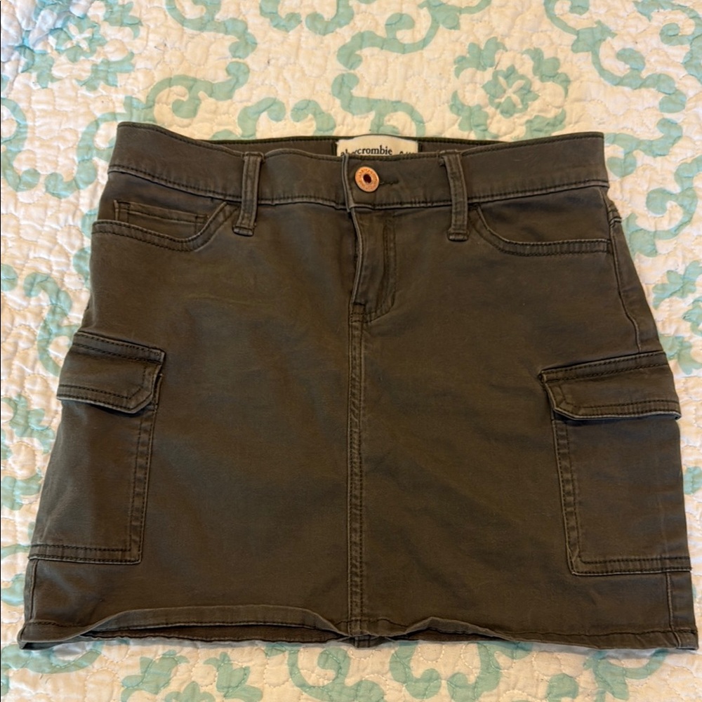Girls Abercrombie & Fitch Dark Green Mini Skirt, size 9/10